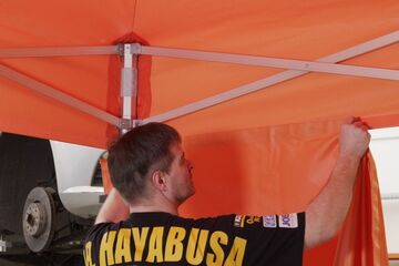 Schritt 1: Seitenwand der QUICKUPTENT ALU-HEXAGON-Serie locker einhängen