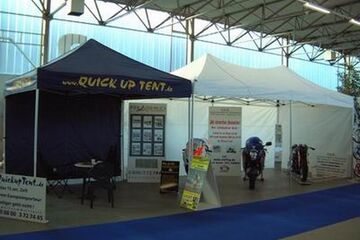 Faltpavillon als 3x3m Messestand mit bedrunktem Volant