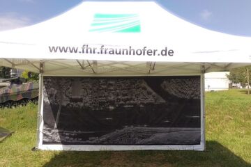 4,5x3m ALU-HEXAGON-Faltzelt mit Volant-, Dachschrägen- & 4,5x2m-Rückwandbranding