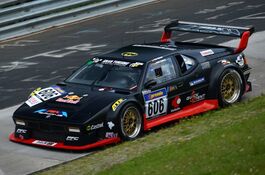 Das QUICKUPTENT-Logo ist gut auf dem BMW M1 zu sehen