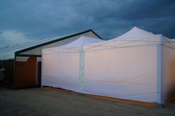 Zeltlandschaft aus zwei 6x3m QUICKUPTENT V2A-Faltpavillons mit Seitenwandzwischenstücken