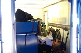 Blink aus dem 2x3m Montage-Zelt in den Werkstatt-Anhänger