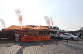 perfekte Präsentation mit je zwei 3x3m- & 6x3m V2A-Promozelten von QUICKUPTENT