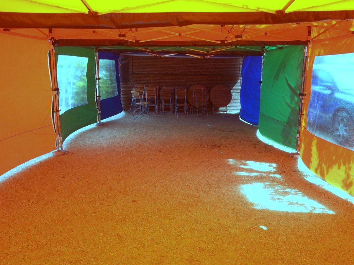 vier 4,5x3m QUICKUPTENT V2A-Faltpavillons zu einer 54m² Zeltlandschaft kombiniert - ohne einen störenden Pfosten