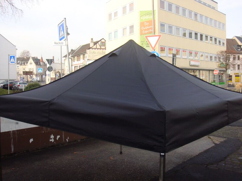 Mit dem Rauchabzug wird ein QUICKUPTENT zum Grillzelt