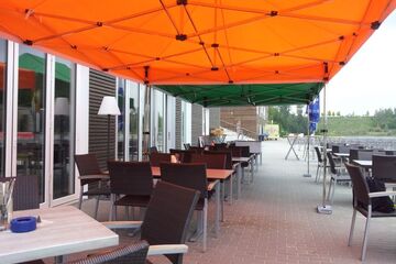 Zeltlandschaft aus zwei 6x3m QUICKUPTENT V2A-Eventzelten