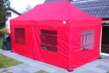 drei Seitenwände mit Fenster in einem 6x3m Faltzelt der QUICKUPTENT ALU-HEXAGON-Serie