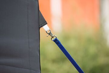 Zusätzliche Abspannung am Faltzelt-Dach der QUICKUPTENT ALU-HEXAGON-Serie