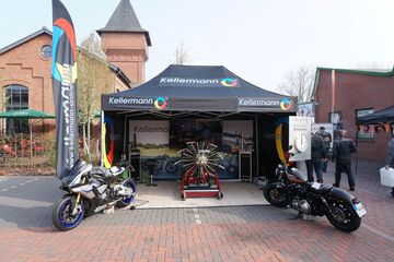 4,5x3m Promotion-Stand mit Volant-, Seitenwand- & Dachschrägenbranding im 4c-Digitaldruck von QUICKUPTENT