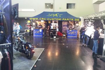 6x3m Faltpavillon als Messestand mit bedrucktem Volant und Dachschrägen