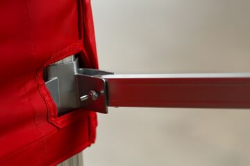 Untere Aufnahme der Vordachkonstruktion mit Flügelschraube