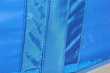 Faltzelt-Dach der QUICKUPTENT ALU-HEXAGON-Serie spannen und am Klett fixieren