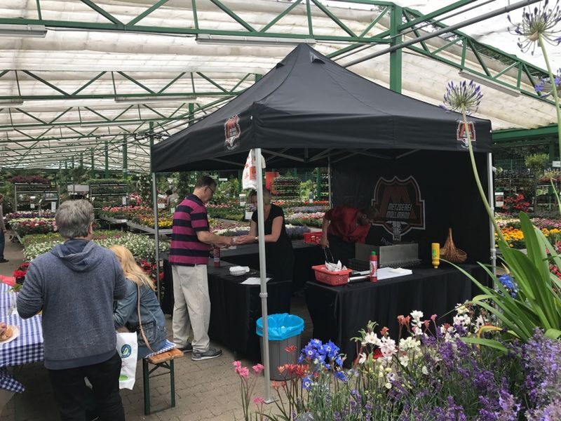 3x3m Faltzelt der QUICKUPTENT ALU-HEXAGON-Serie als Grillzelt mit 4x Rauchabzug und Volantbranding