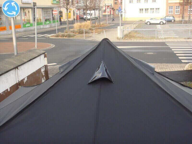 Der Rauchabzug im Dach sorgt für gute Belüftung im QUICKUPTENT Grillzelt