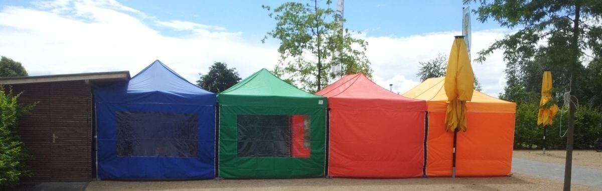 vier 4,5x3m QUICKUPTENT V2A-Faltpavillons zu einer 54m² Zeltlandschaft kombiniert