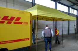 6x3m QUICKUPTENT Faltzelt mit verlängerten Pfosten und somit in der Höhe den DHL-Fahrzeugen angepasst