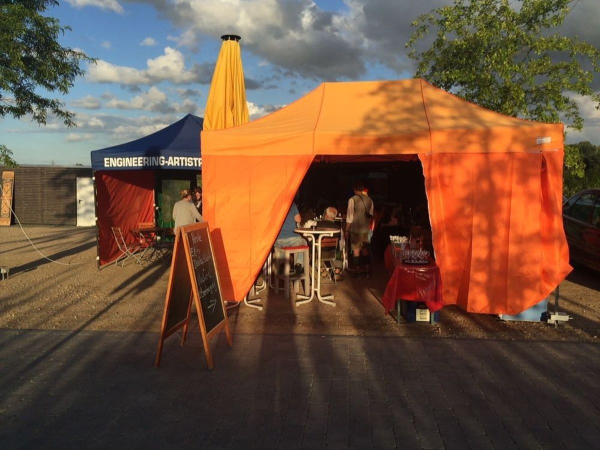 Zeltlandschaft aus mehreren 4,5x3m QUICKUPTENT V2A-Faltpavillons