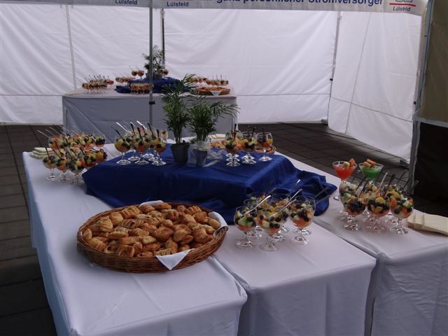 Buffet vom Feinsten in einem Cateringzelt von QUICKUPTENT