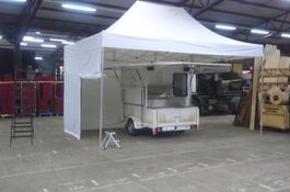 The Cube im 6x4m-ALU-HEXAGON mit 270cm Durchgangangshöhe und 4m-Seitenwand mit extra breitem 2m-Eingang - Spezial-Anfertigungen von QUICKUPTENT