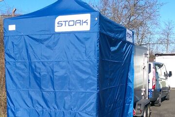 2x3m Montage-Zelt mit Fußverlängerungen und somit der Höhe des Montage-Anhänger angepasst
