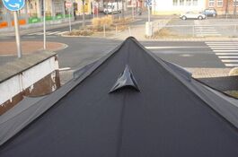 Der Rauchabzug im Dach sorgt für gute Belüftung im QUICKUPTENT Grillzelt