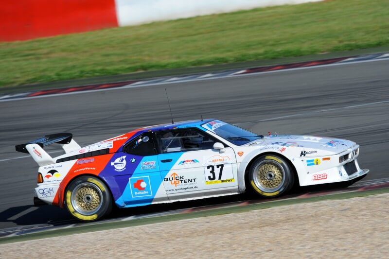 Mega: der BMW M1 mit dem Logo der QUICKUPENT GmbH, DEM Scherenzelt-Anbieter