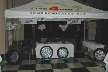 4,5x3m Profi Faltpavillon als Messestand mit Werbeaufdruck auf den Volants und der Dachschrägen