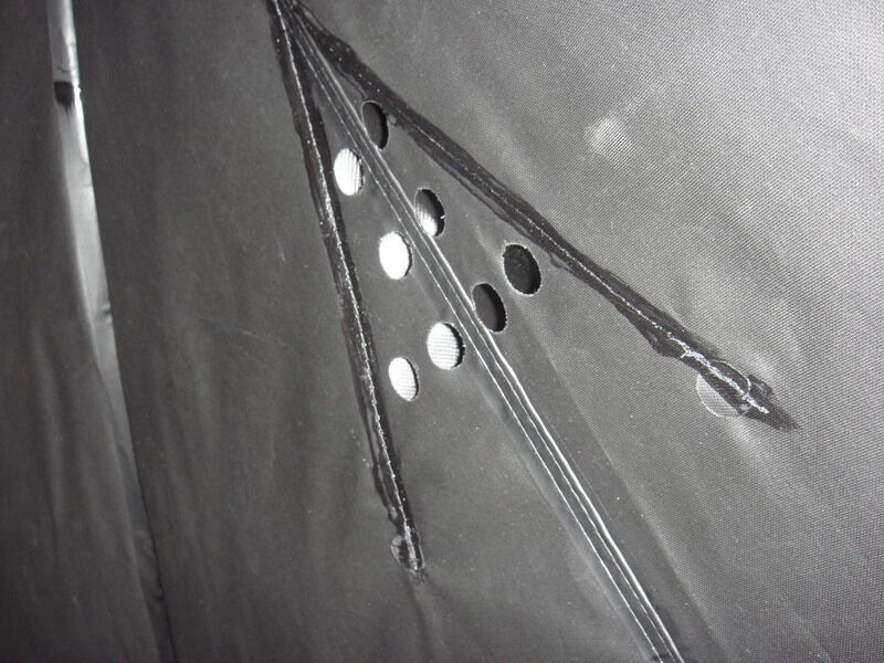 Die Innenansicht des QUICKUPTENT Rauchabzugs im Dach des Grillzeltes.