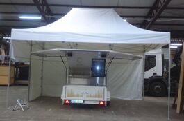 Partycooler The Cube unter einem 6x4m-Faltzelt mit 270cm Durchgangshöhe - eine Spezial-Anfertigung von QUICKUPTENT