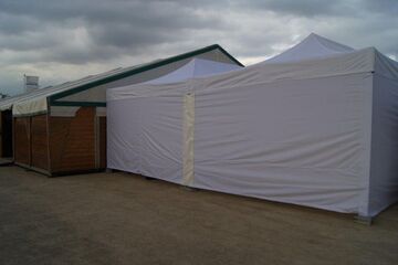 zwei QUICKUPTENT V2A-Faltpavillons zu einer Zeltlandschaft kombiniert