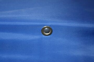 Ösen am Volant des Vordaches