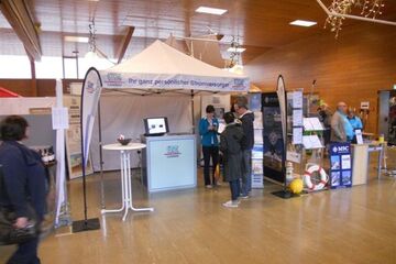 Faltpavillon als 3x3m Messezelt mit Volantbranding