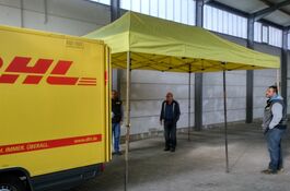 Durch verlängerte Pfosten können die DHL-Fahrzeuge problemlos beladen werden - eine Individualanfertigung von QUICKUPTENT
