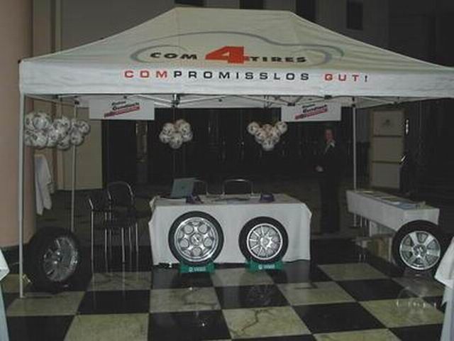 4,5x3m Profi Faltpavillon als Messestand mit Werbeaufdruck auf den Volants und der Dachschrägen