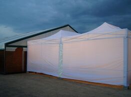 Zeltlandschaft aus zwei 6x3m QUICKUPTENT V2A-Faltpavillons mit Seitenwandzwischenstücken