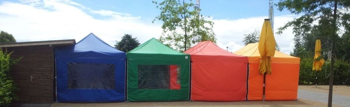 vier 4,5x3m QUICKUPTENT V2A-Faltpavillons zu einer 54m² Zeltlandschaft kombiniert