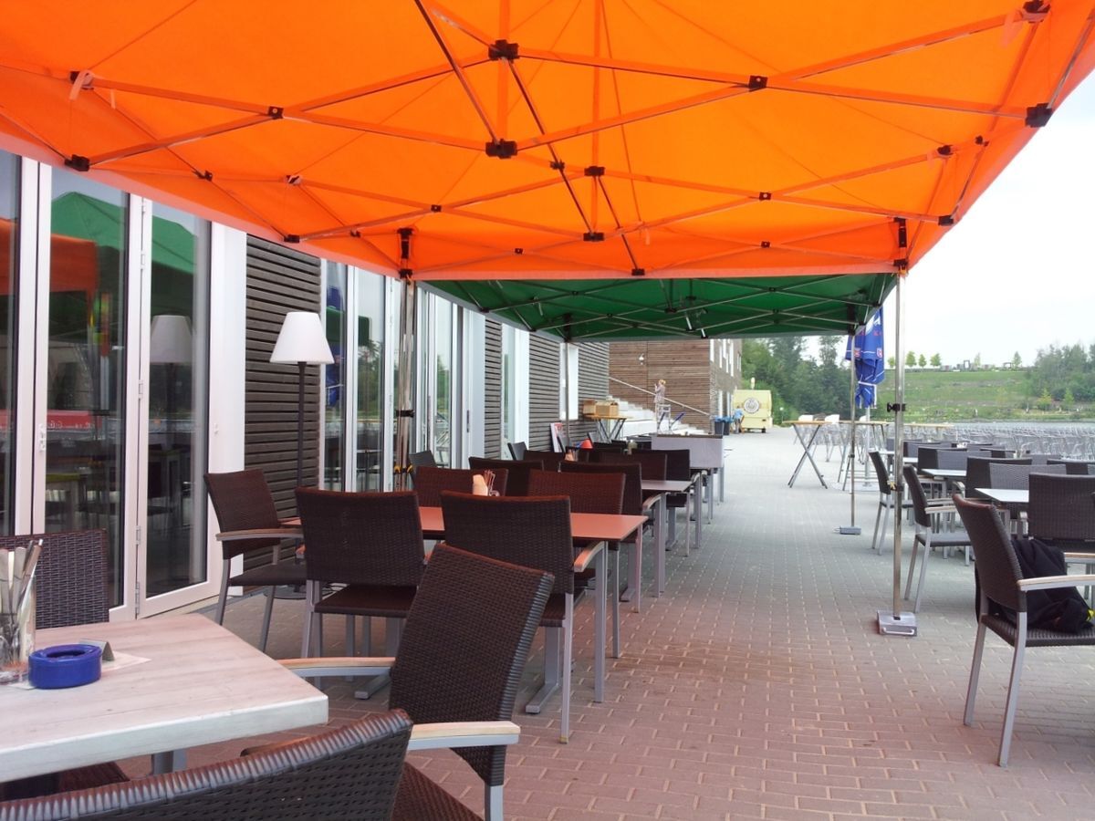 Zeltlandschaft aus zwei 6x3m QUICKUPTENT V2A-Eventzelten