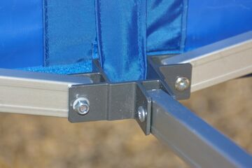 Öffnung an den Verbindungselementen beim Faltzelt-Rahmen der QUICKUPTENT ALU-HEXAGON-Serie