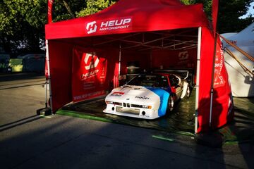 8x4m QUICKUPTENT Racetent / Rennzelt / mobile Boxengarage / Werkstatt- / Schrauberzelt mit Brandings auf Volants und Seitenwänden